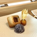 AUBERGE de SENVIE - 11000のランチコースより
      ⚫️小菓子とコーヒー
      