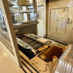 田中屋本店 - 焼き台の奥の棚には蒸かしたまんじゅうが置かれている