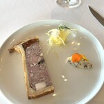 AUBERGE de SENVIE - 11000のランチコースより
      ⚫️パテ・アン・クルート
      