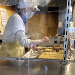 田中屋本店 - みそを塗ってる