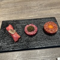 焼肉うしごろ 池袋店 - 極選和牛とキャビアのタルタル、トリュフとザブトンの炙り握り、うしごろユッケ