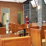 成都担担面 - 広々と清潔な店内