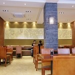 成都担担面 - 奥の壁には担々麺のウンチクが…