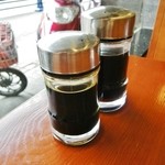 成都担担面 - 卓上に有るのは黒酢！