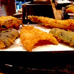 しおや - ランチタイムの定食（1,000円）のエビ以外のネタ。左上から右回りに、シイタケ・穴子・ピーマン・キス・ナス。シイタケの分厚さと旨さが半端ない。