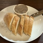 小さなお陽さま - 鶏レバーのパテとバケット　700円