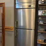 炭火焼肉 信州ミートセンター - 冷蔵庫の扉に見えて、ここがトイレの入口(笑)