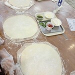 城里町総合野外活動センター ふれあいの里 - 生地を木の棒を使って伸ばします