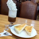 タナカ 御成店 - ピサの斜塔のようになってます