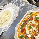 城里町総合野外活動センター ふれあいの里 - スタッフの方にピザ窯で焼いてもらいます