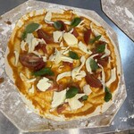 城里町総合野外活動センター ふれあいの里 - ソースを塗って、トッピングを乗せます