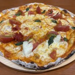 城里町総合野外活動センター ふれあいの里 - 自分で生地を伸ばして、ソースをかけて、具材を乗せます。窯で焼いてもらって、いただきます。子供達も大人も楽しめるピザ作り体験でした♪