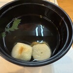 炭焼うなぎ 加茂 - 肝吸いは毎回、大将が味見をしている