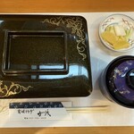 炭焼うなぎ 加茂 - うなぎが多くて蓋が微妙に浮いている、趣きのあるお重
