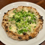 ピッツェリア ファッブリカ 1090 - ビアンケッティ（九条ネギ・ちりめんじゃこ・燻製チーズ・モッツァレラ）