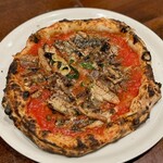 ピッツェリア ファッブリカ 1090 - サンマリナーラ（秋刀魚のコンフィ・トマトソース・バジル・オレガノ・ニンニク）