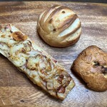 メゾン・カイザー - 料理写真:じゃがいもとベーコンのタルティーヌ 税抜453円、デリスブラン 税抜351円、ショコラスコーン 税抜314円