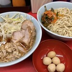 ラーメン二郎 - 小ラーメン（940円）＋ぎょったまつけ麺ⅡVer.サバ（150円）＋ピリ辛にらだれ（80円）＋味付うずら（120円）、ニンニクコール