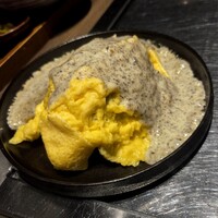 鉄板和食とワイン 萬鉄 - 玉子割ってくれました　トリュフソースがけ