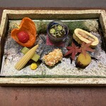 しこつ湖 鶴雅別荘 碧の座 - 前菜
      順菜もずく
      う巻き玉子
      ミニトマトレモン煮
      丸十甘露煮
      鮟鱇あられ揚げ
      ヤングコーン ズッキーニ