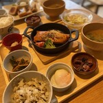 おぼんdeごはん MARK IS 福岡ももち店 - グリルサーモン定食