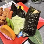 むすびむさし 新幹線店 - 奥が普通のむすび、手前が山賊むすび