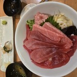 沼津魚がし鮨 羽田空港店 - 極み鉄火丼(奥はつぶ貝?)