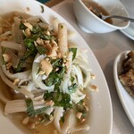 ミス・サイゴン - パパイヤとイカのマリネ　ぐにゅっとしたイカとシャキシャキのパパイヤの取り合わせ。甘酸っぱいソースで和えてあり、ピーナッツがまぶしてある。食感を楽しむ✨