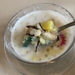 ミス・サイゴン - 白いんげん、さつまいも、塩昆布、タピオカなど。温かいぜんざい。冷房が凄く効いているので、温かいぜんざいが丁度いい。ほのかに甘い。くどくなく優しい味わい。