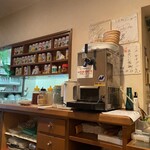 ミス・サイゴン - このカウンターの奥に凄腕の奥さんがおられる。私にとっては神‼︎胃袋を掴まれてしまっている。旦那様良いなぁ笑。