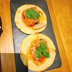 TATA - タコスカルニタス（豚肉、ハラペーニョ、パクチー、トマト）