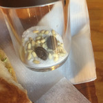 ポルシェ - ホットサンドの塩。
お米は良く入っていますが、珈琲屋さんだけあってコーヒー豆も入っていました。