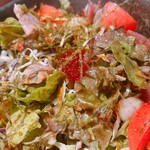 産地直送伊勢海老＆旬魚鮮肉 居酒屋 北の幸 - 海鮮サラダ！ボリュームたっぷり。イクラがうれし！