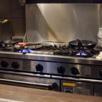 備長炭ステーキ炉　Sakai - コンロでステーキを網焼きされていて
店名が備長炭と付いているから
多分、僕のではないな、と思っていたら

鉄板をオーブンから出され、ガス焼きのステーキが
僕の所に来た（笑）