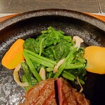 備長炭ステーキ炉　Sakai - つけ添えには

バターと塩で味付けされたほうれん草
カリッと素揚げされたホクホクなじゃがいも
茹でられた人参