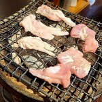 炭火焼肉 塩ホルモン もん太 - 焼き焼き中