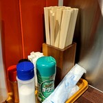 炭火焼肉 塩ホルモン もん太 - 卓上配置物