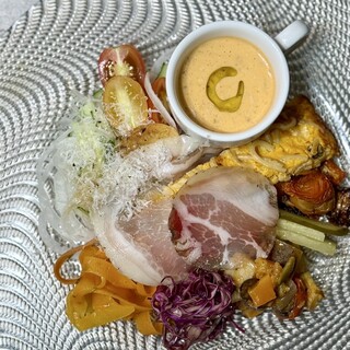 1日5組限定。前菜盛り合わせ付きランチコース。2200円