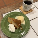 プラスワンカフェガーデン - ホットコーヒー（500円）と プリンケーキ（400円） アイス添え（+50円）