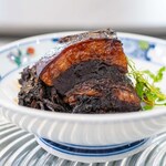 館山美食倶楽部 - 2025.9 梅干菜入り東坡肉（沖縄島豚の皮付きバラ肉）