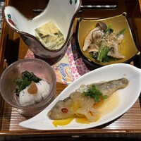 横浜 夜景 鉄板焼＆ステーキ 祥鳳 - ・アミューズ盛合わせ
                    河豚の皮の煮凝り
                    ホウレン草とキノコのお浸し
                    鱧の湯引き
                    鰯の南蛮漬け