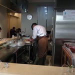 弓 - 厨房は暖簾の奥