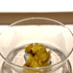 くるますし - イセエビ。 イセエビ料理のVer.3。 今回は、火が通ったところがどこにもない程度のギリギリの炭で炙り、半分レアでつまみとして。 炭火の香りはしっかり移ってとても芳ばしい。 ミソや出汁など、旨味という旨味を根こそぎ絞りとった濃厚なソースを絡めて。 ぶりぶりと弾ける肉質、味覚すべてをもってかれそうになる暴虐の味わい。 そう、これは海のジビエです。 一品目から火入れの妙を堪能。