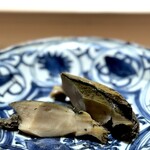 くるますし - アワビ。 ここで最も有名なスペシャリテ。 アワビの低温調理。 6時間火入れして水すら使わず、一切無調味。 アワビのコラーゲンがとろとろで、深い海の旨みがあふれ出す逸品。