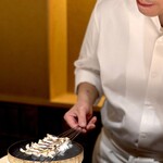 くるますし - チャイロマルハタ。 チャイロマルハタはよく出る魚ですが、今回、見たこともない調理法で。 皮目を炙って、出汁にどぼん。 しゃぶしゃぶ！？