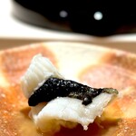 くるますし - オコゼ。 もう終わったかと思ってたオコゼ。 ここのオコゼ料理はめちゃくちゃ逸品。 5月にはオコゼを食べに来ます。 いつも炭火の炙りが多いのに、今回は蒸し。 ぷるんぷるんさと繊細さは蒸しが1枚上です。 ここのおこぜは、ほんとに逸品。 刺し身とか、フライとか、論外。 「思いっきりかぶりついて！」 って大将。 あー、これはオレさまの野生が猛ってしまうケシカランやつだわ〜