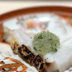 くるますし - 炭で炙られた皮と湯煎した白身。 煎り酒のジュレをかけて。 火入れで温度のグラデーションを描くのは大将の得意技だけど、今回は、炭と湯煎のコンボできやがりました。 文字通り、バリッとした皮目としっとり、もちっとふくらんだ白身。 この魚の特徴でもある、透明感のある上品な白身は淡いながらも強い旨み。 煎り酒のわずかな酸味に包まれ、優しい味わいなのに、脳内の深いところが猛ります。