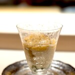 くるますし - ウニの下には、アワビのムース。 濃い甘さが支配的なウニに対しアワビは塩の旨みが圧倒的。 合わせて口の中で混ぜ合わせると強いミネラル感で海の様子が見えるよう。 どちらも同じ海底で同じものを食べて育ってるんだとか。 フランス料理と言われてもまったく違和感がないかも。