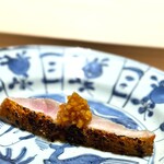 くるますし - 火入れのグラデーションが美しい。 文字通り、皮はバリっと身はしっとりと旨すぎる。 いつものように、玉ねぎソースとカラシソースをちょっとだけつけて。