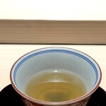 くるますし - イセエビの出汁。 イセエビの頭や殻から煮出した出汁。 もちろん、無調味。 大型甲殻類の濃厚な味わいの余韻を楽しむことができます。 塩一粒使わなくてもここまで味わい深いなんて。 命の出汁。